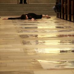 Susanne  Lehrer  Tanzperformance "Schauen mit den Füße" : St. Karl Borromäus, Susanne  Lehrer